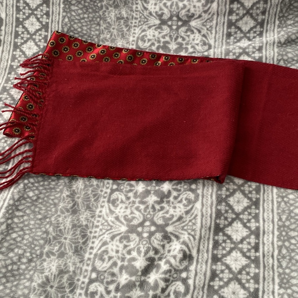Red and gold flower design scarf - Picture 4 of 7